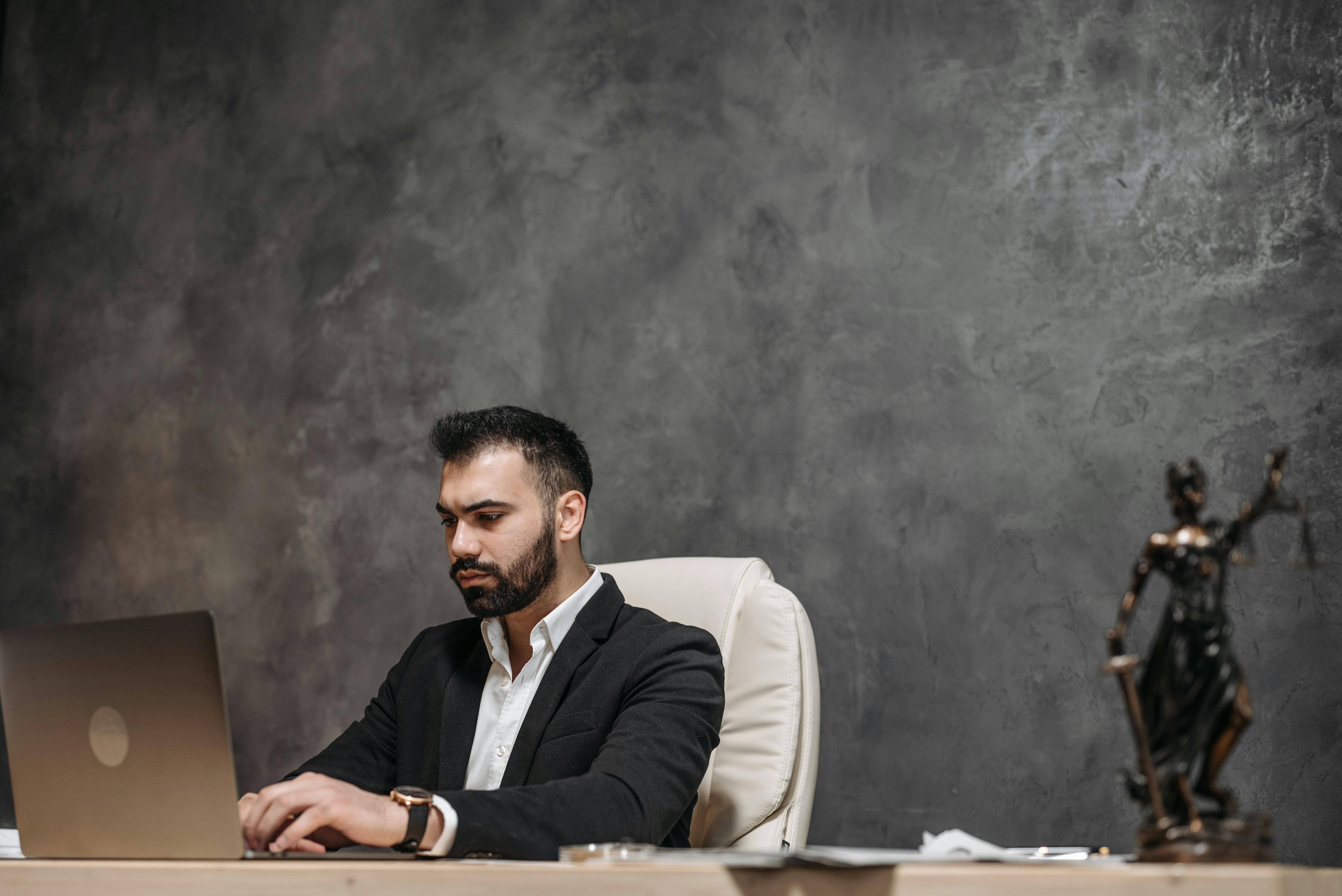 متى تحتاج إلى مستشار قانوني؟ دليل عملي لاتخاذ القرار الصحيح